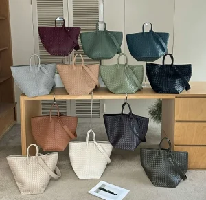 Stylish Women Luxury Designer Style Tote Bag Trending Handbag Large Capacity Shoulder Crossbody Bag for Shopping